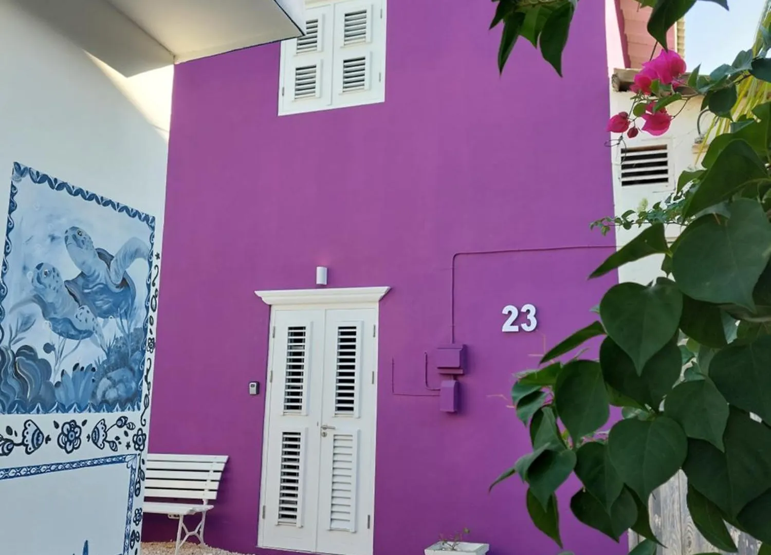 Purple House In Colorful City Centre Виллемстад